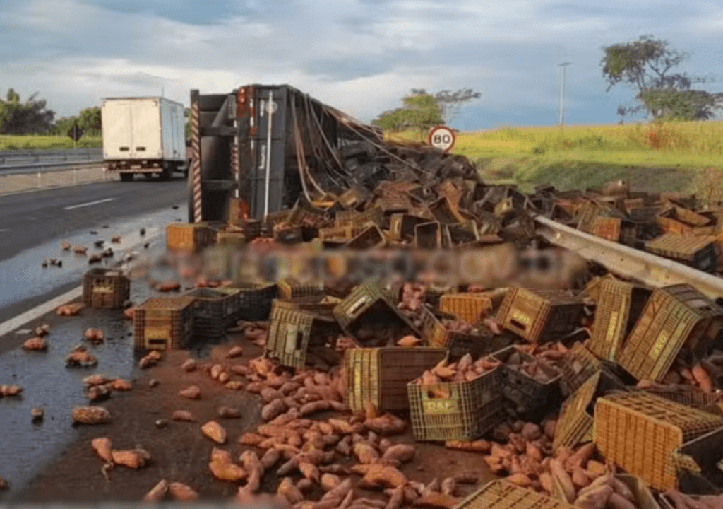 Carreta carregada com 30 toneladas de batata-doce tomba na SP-333, em&nbsp;Marília