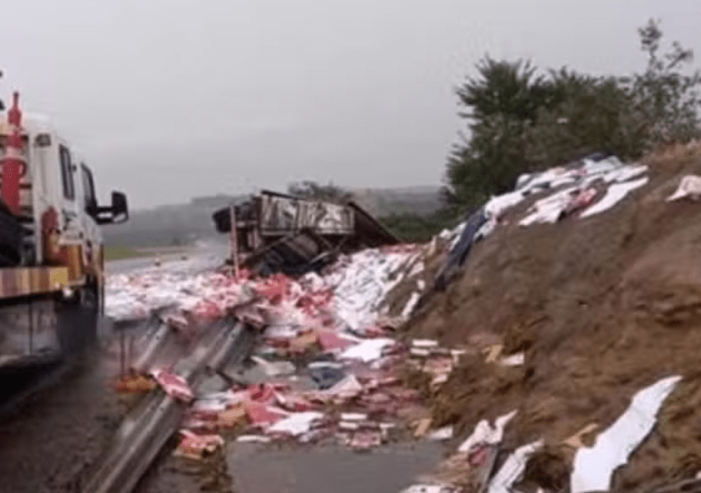 Motorista morre ao tombar carreta em rodovia na&nbsp;Região