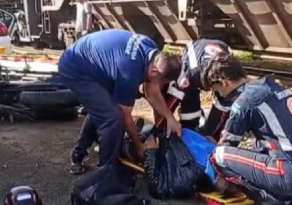 Trem atinge carro e moto na Região; três pessoas ficaram&nbsp;feridas