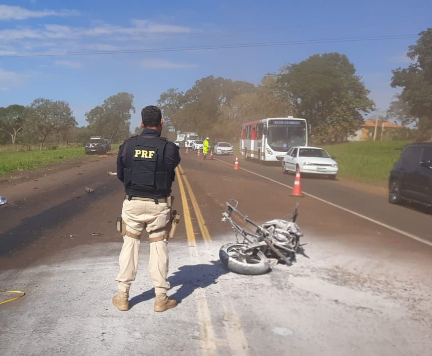 Trânsito Fatal: Motociclista morre em colisão frontal com carreta na BR-153 em Onda&nbsp;Verde