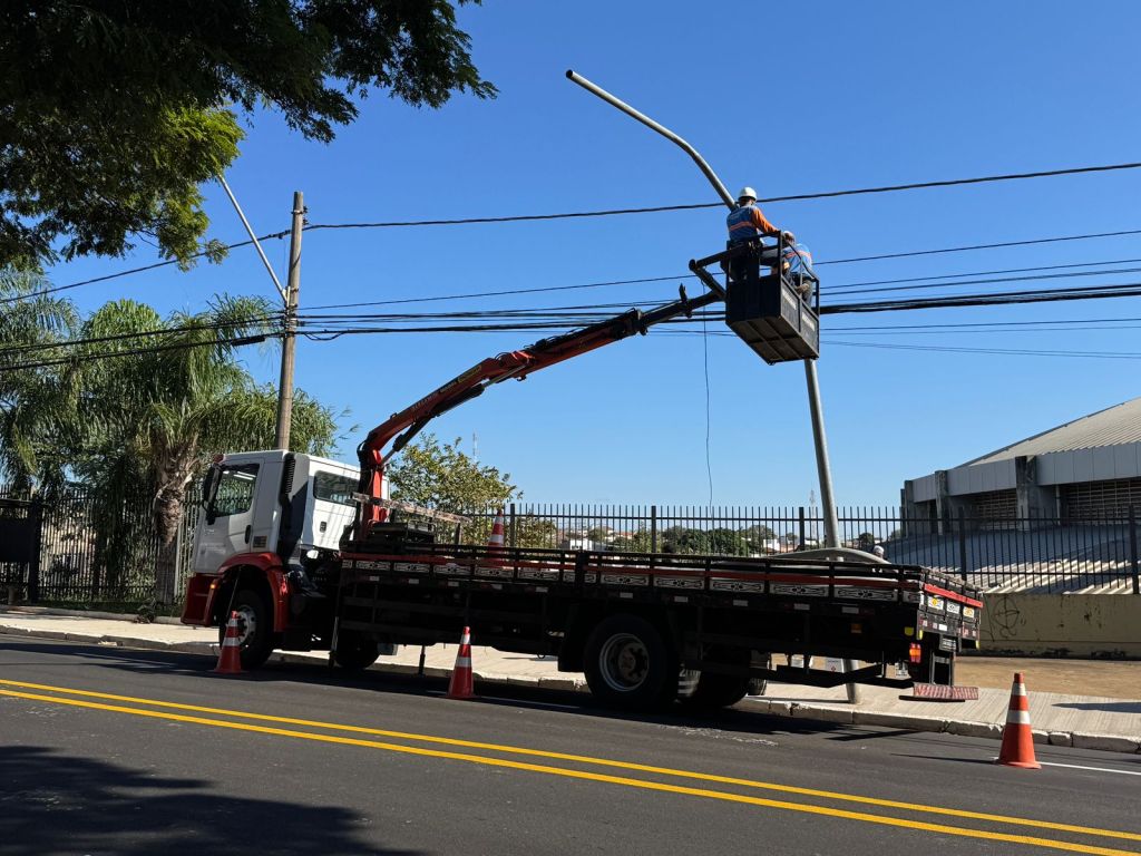 Emdurb inicia “Operação Limpa Via” para retirada de postes e placas sem&nbsp;uso