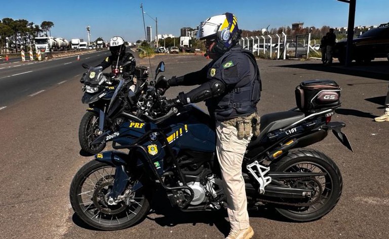 Motopoliciamento da PRF prende motociclista com drogas durante fiscalização na&nbsp;BR-153