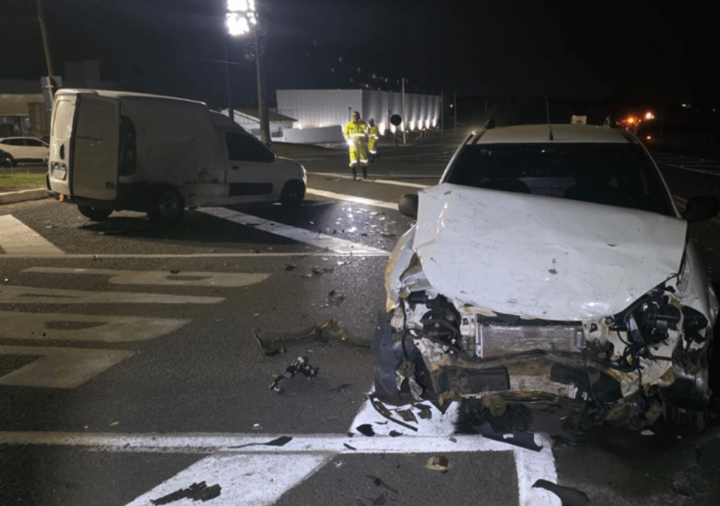 Acidente entre dois veículos deixa três feridos em trevo da SP-294 na&nbsp;Região