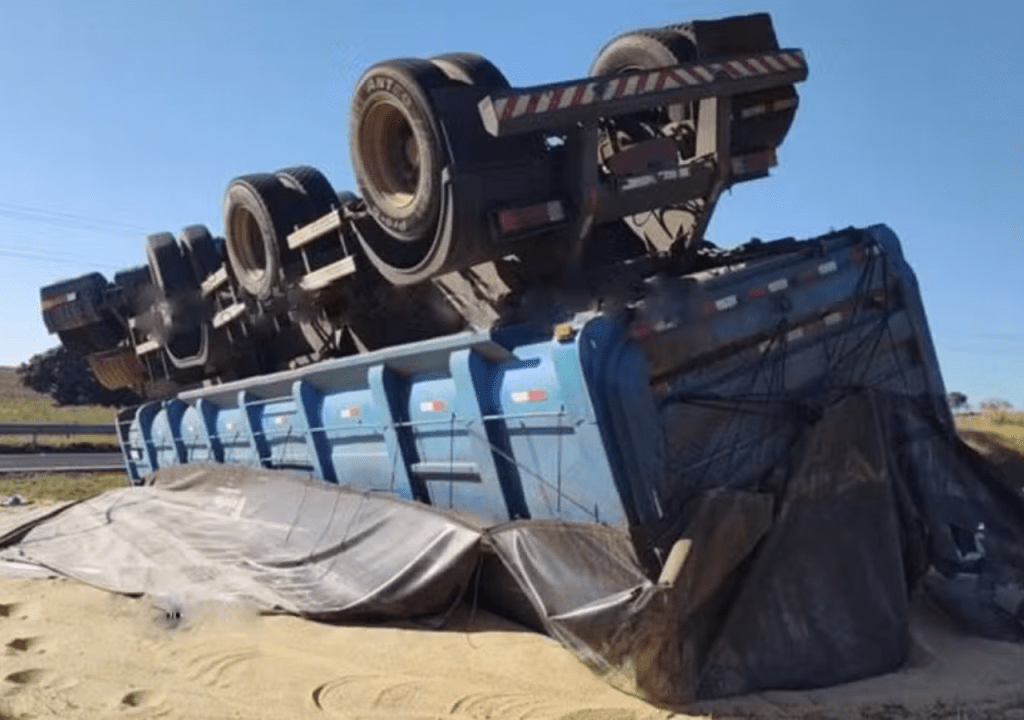 Caminhão carregado com 27 toneladas de farelo de soja tomba e interdita acesso de Rodovia na&nbsp;Região