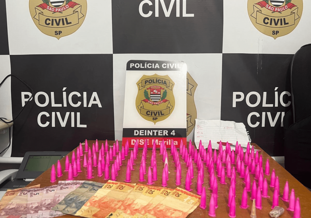 Polícia Civil realiza operação contra o tráfico na zona norte de Marília e prende jovem com 157 pinos de&nbsp;cocaína