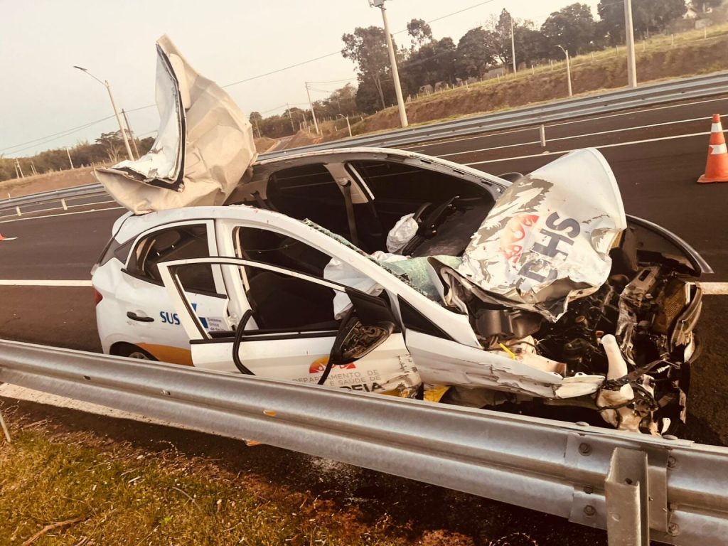 Grave acidente na SP-294 com veículo e cavalo deixa dois feridos, e carro totalmente&nbsp;destruido