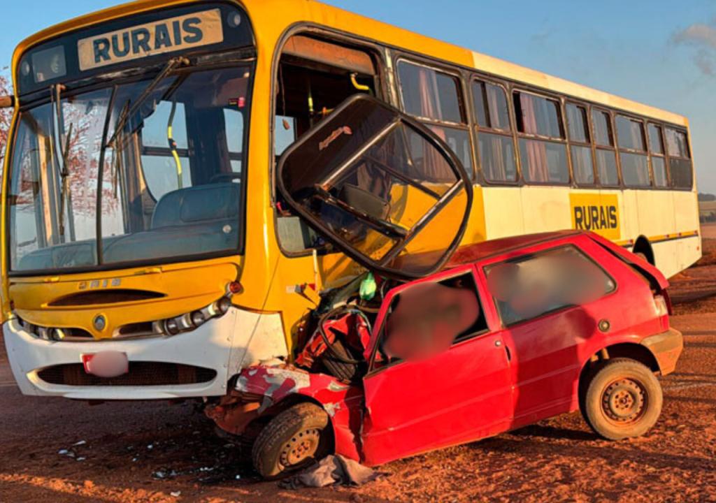 Acidente entre ônibus e carro deixa uma pessoa morta e quatro feridas na&nbsp;Região
