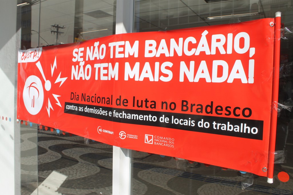 Bancários promovem protesto e retardam abertura das agências Bradesco em 1 hora nesta terça-feira, dia&nbsp;12
