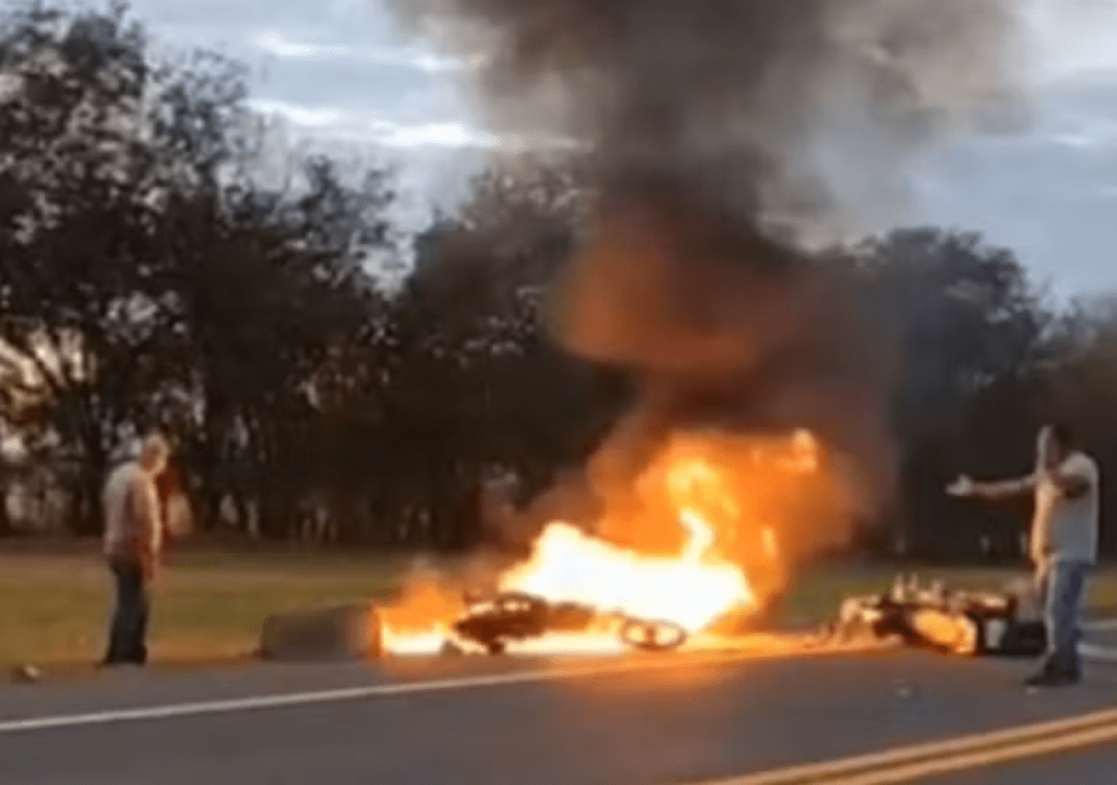 Motos pegam fogo após colisão frontal em Rodovia da Região; os dois motociclistas&nbsp;morreram