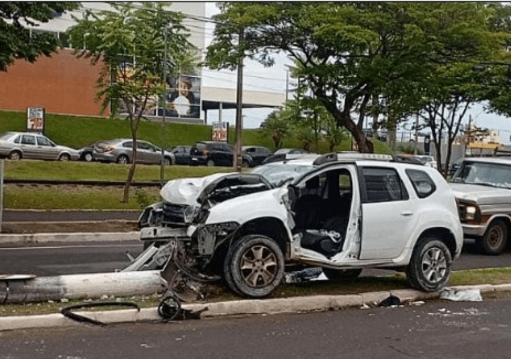 Motorista fica preso às ferragens após bater carro contra poste na Avenida das&nbsp;Esmeraldas