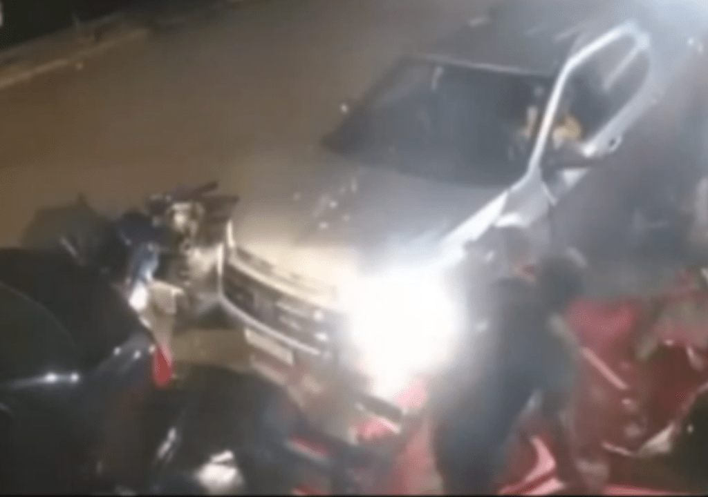 Caminhonete invade calçada e atropela clientes na Região; motorista embriagado é preso&nbsp;(vídeo)