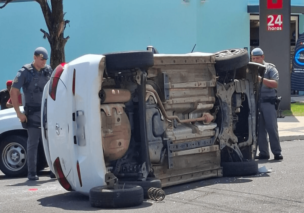 Acidente deixa carro tombado na Avenida das Esmeraldas em&nbsp;Marília