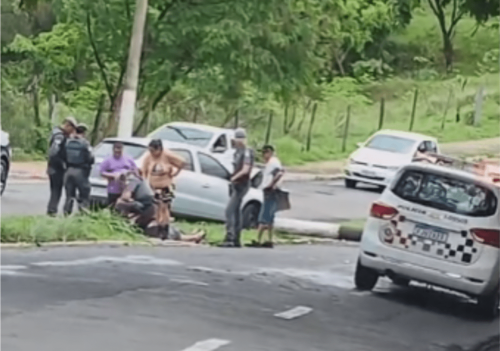 Acidente na Via Expressa zona sul de Marília na manhã deste sábado tem poste&nbsp;destruído