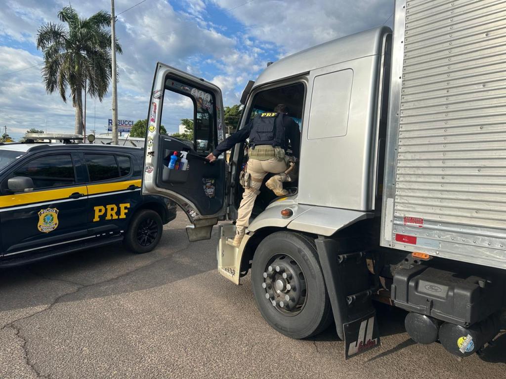 PRF prende motorista de caminhão que dirigia sem o descanso&nbsp;necessário