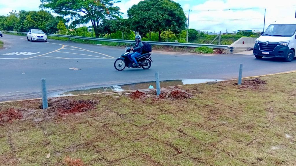 Emdurb instala defensas metálicas em nova rotatória na zona Norte e anuncia intervenções no trânsito na rua Thomaz Alcalde e no Distrito de Padre&nbsp;Nóbrega
