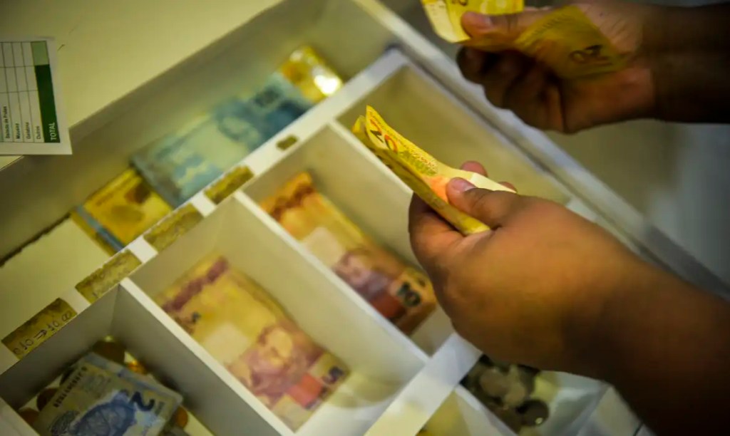 Caixa começa a pagar saldo do FGTS retido pelo saque-aniversário