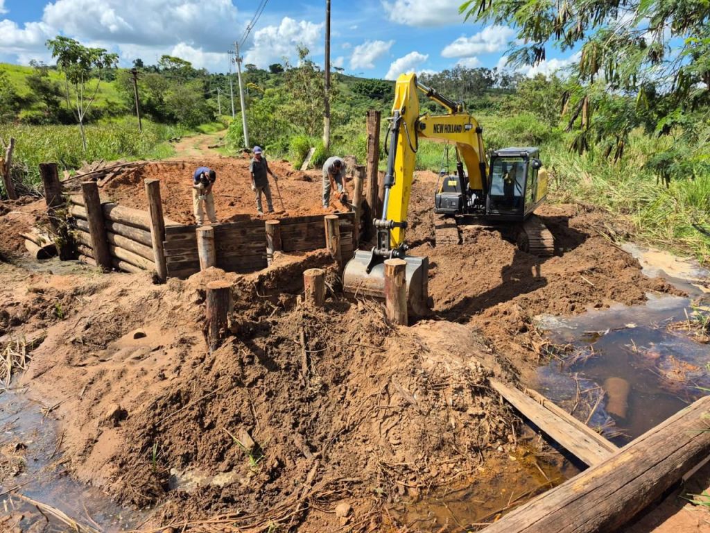 Secretaria de Infraestrutura intensifica manutenção em ponte sobre o córrego do Macuco, no distrito de&nbsp;Rosália
