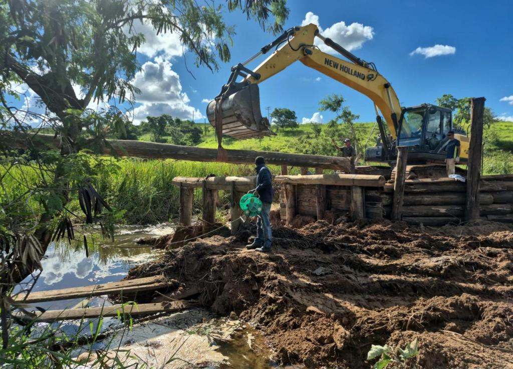Prefeitura avança nos reparos da ponte sobre o córrego do Macuco, no distrito de Rosália
