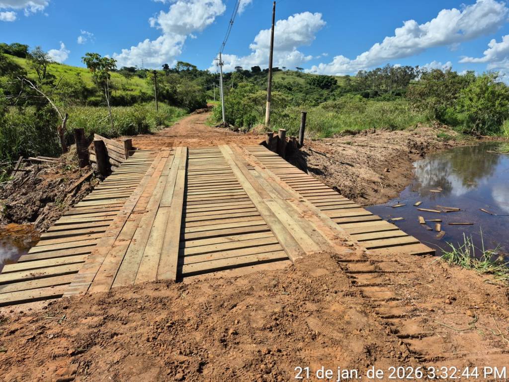 Prefeitura finaliza os reparos e libera a ponte sobre o córrego do Macuco, no distrito de Rosália