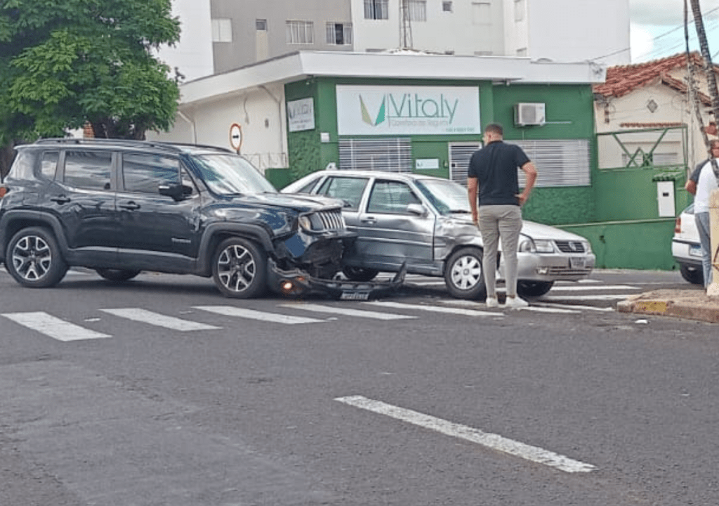 Susto no trânsito: colisão entre Santana e Jeep é registrada em cruzamento na rua Paraná