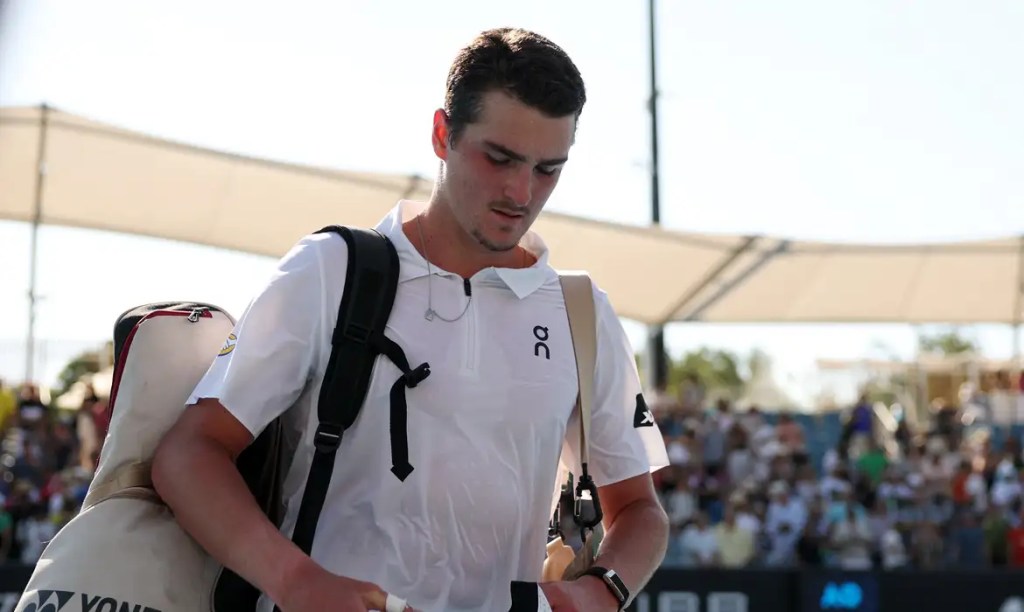 Fora de ritmo, João Fonseca cai na estreia do Aberto da&nbsp;Austrália