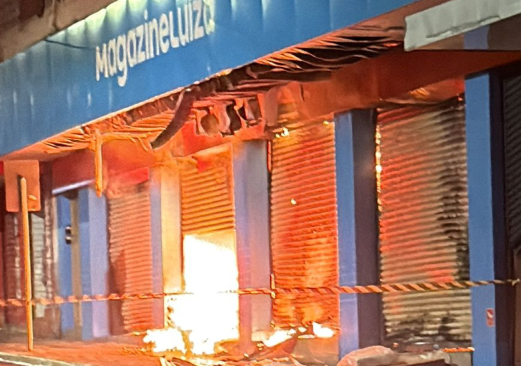 Fogo atinge Magazine Luiza e mobiliza bombeiros durante a madrugada na Região (vídeo)