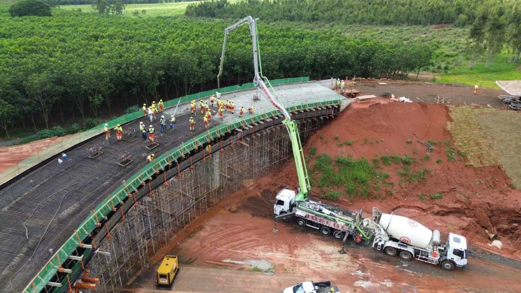 Obras na SP-333 avançam: Dispositivo do km 273 utiliza técnica para vencer terreno&nbsp;irregular