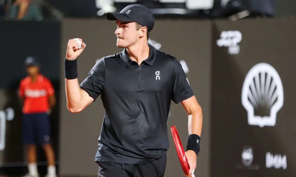 João Fonseca vence Thiago Monteiro em duelo brasileiro pelo Rio&nbsp;Open