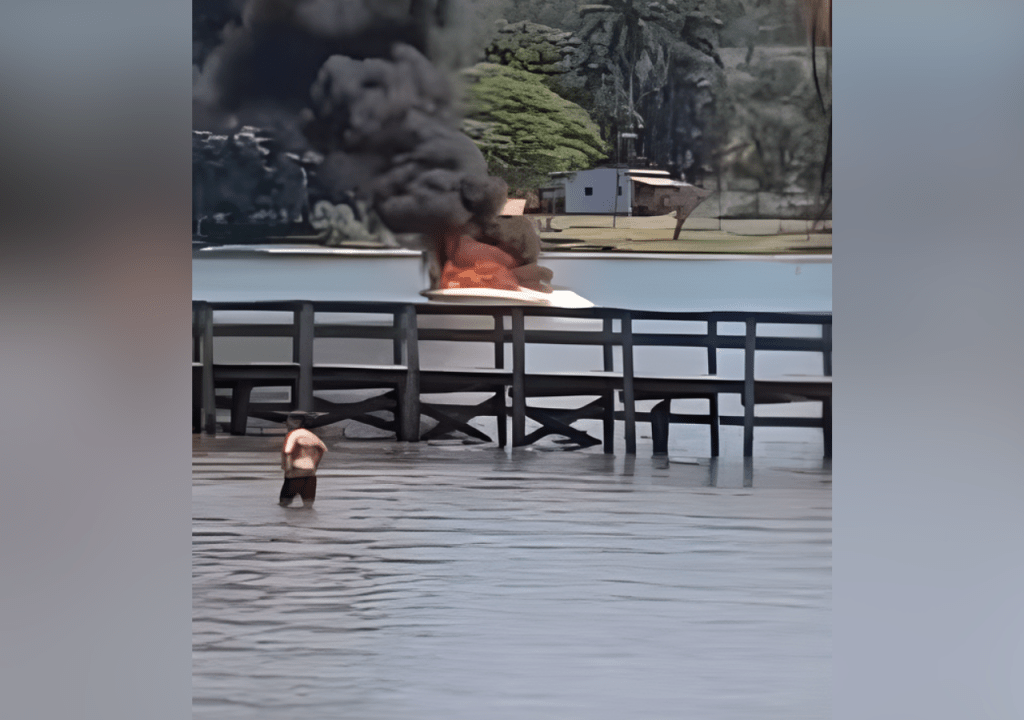 Lancha pega fogo em prainha da Região e deixa quatro&nbsp;feridos