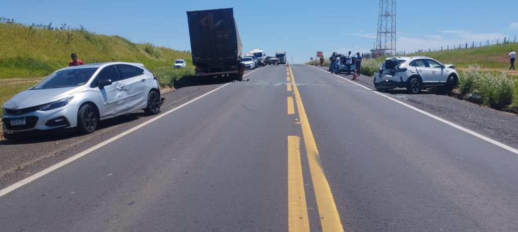 Engavetamento envolvendo cinco veículos deixa três feridos na BR-153 em&nbsp;Marília