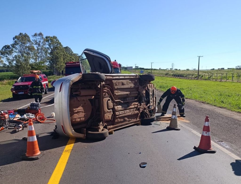 Carro capota e colide com carreta na BR-153; motorista fica em estado grave na&nbsp;Região