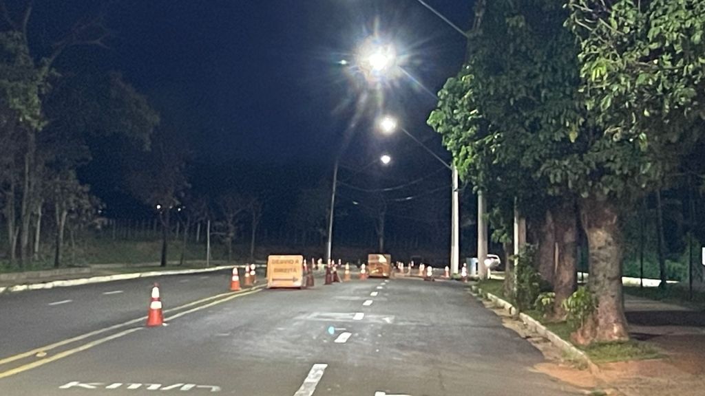 Atenção Motoristas: Obras em rotatória próxima ao Bosque Municipal exigem atenção redobrada