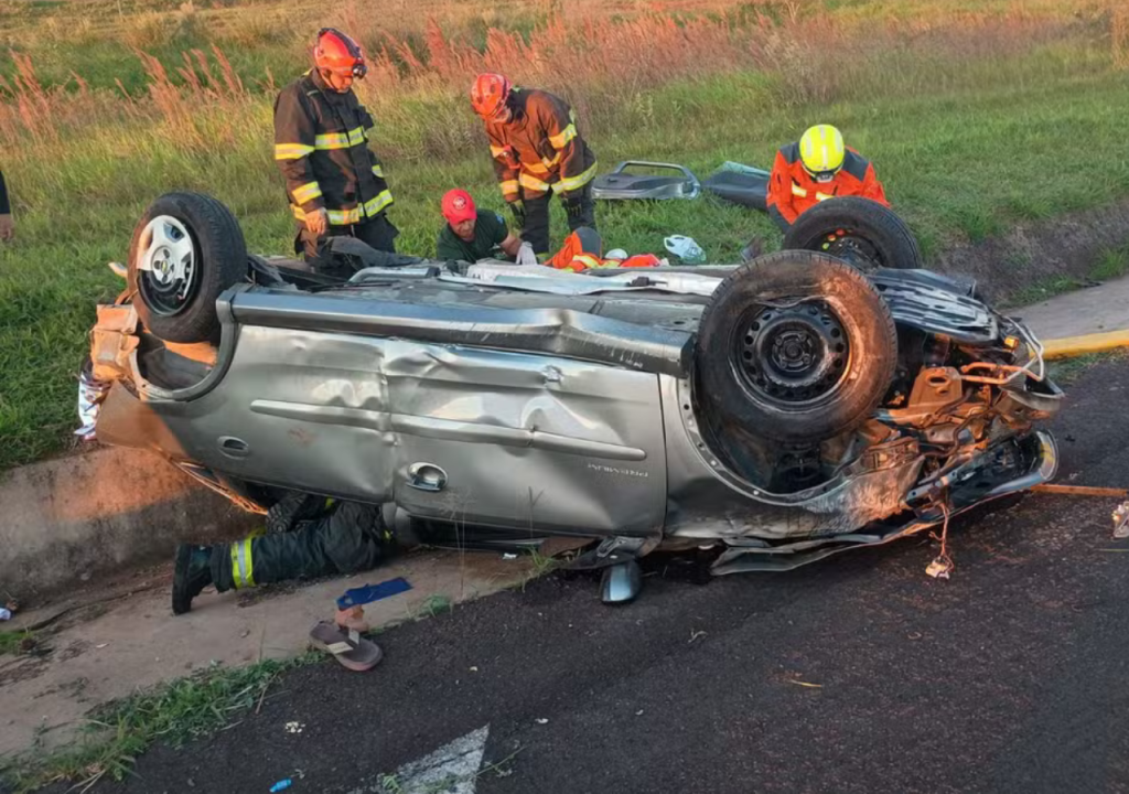 Capotamento deixa três pessoas da mesma família feridas na SP-280 na&nbsp;Região