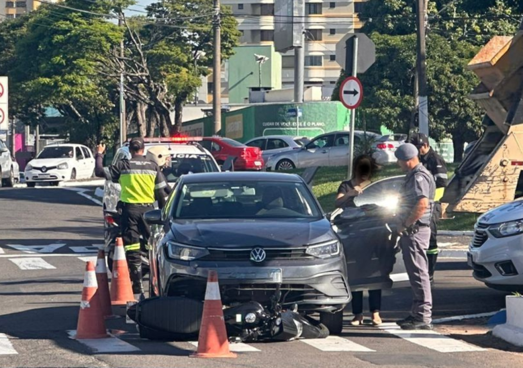 Grave acidente entre carro e moto deixa ferido na rotatória da Emdurb em Marília