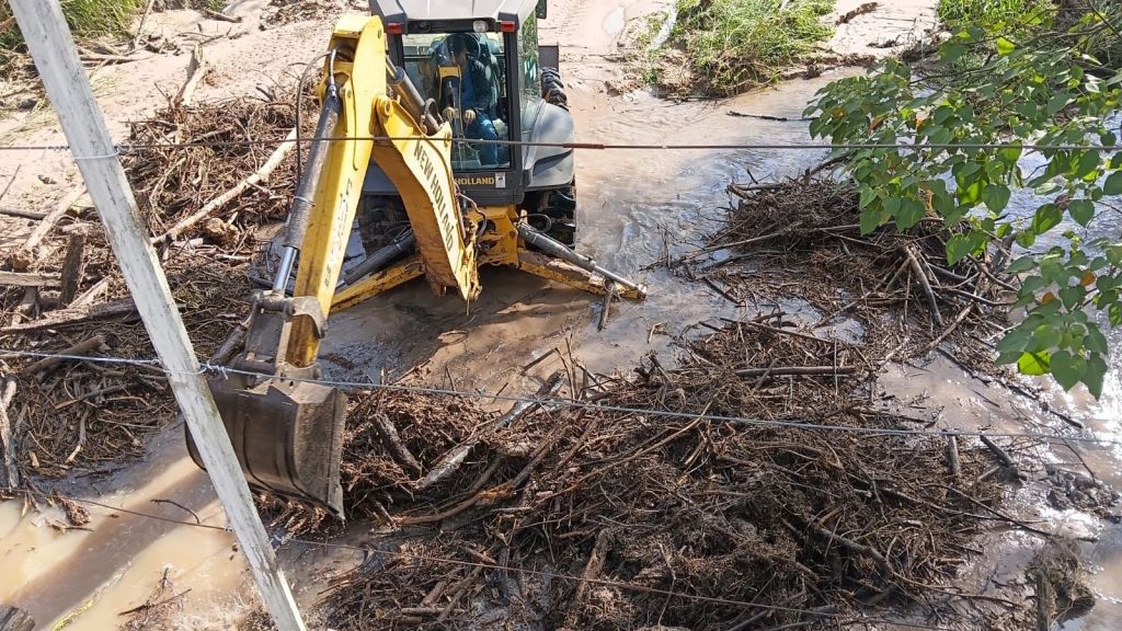Prefeitura realiza manutenção e limpeza em ponte da estrada rural MAR-107 no distrito de Dirceu