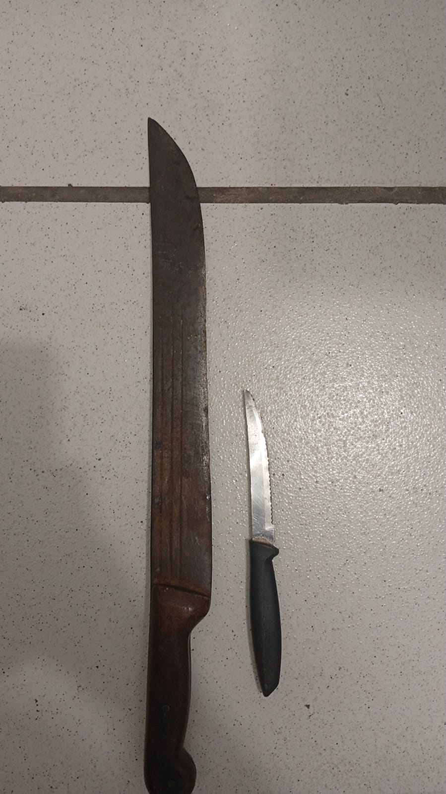 Homem é preso em flagrante por ameaçar companheira com faca e facão em&nbsp;Marília
