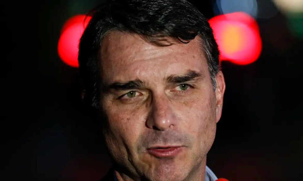 Flávio Bolsonaro admite cobrança a Vorcaro, mas nega&nbsp;crime