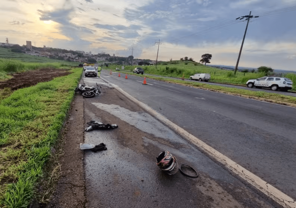 Motociclista morre após cair em mancha de óleo e ser atropelada por caminhão em&nbsp;Rodovia