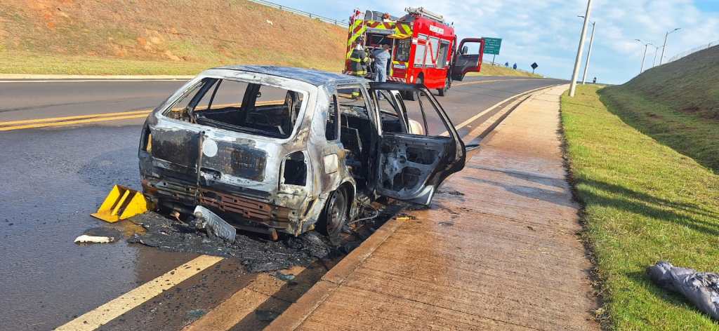 Veículo pega fogo e é destruído por incêndio na zona norte de Marília