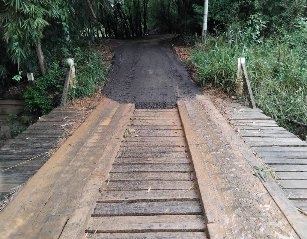 Prefeitura realiza manutenção preventiva em ponte de acesso ao Distrito de Dirceu pelo bairro Aeroporto
