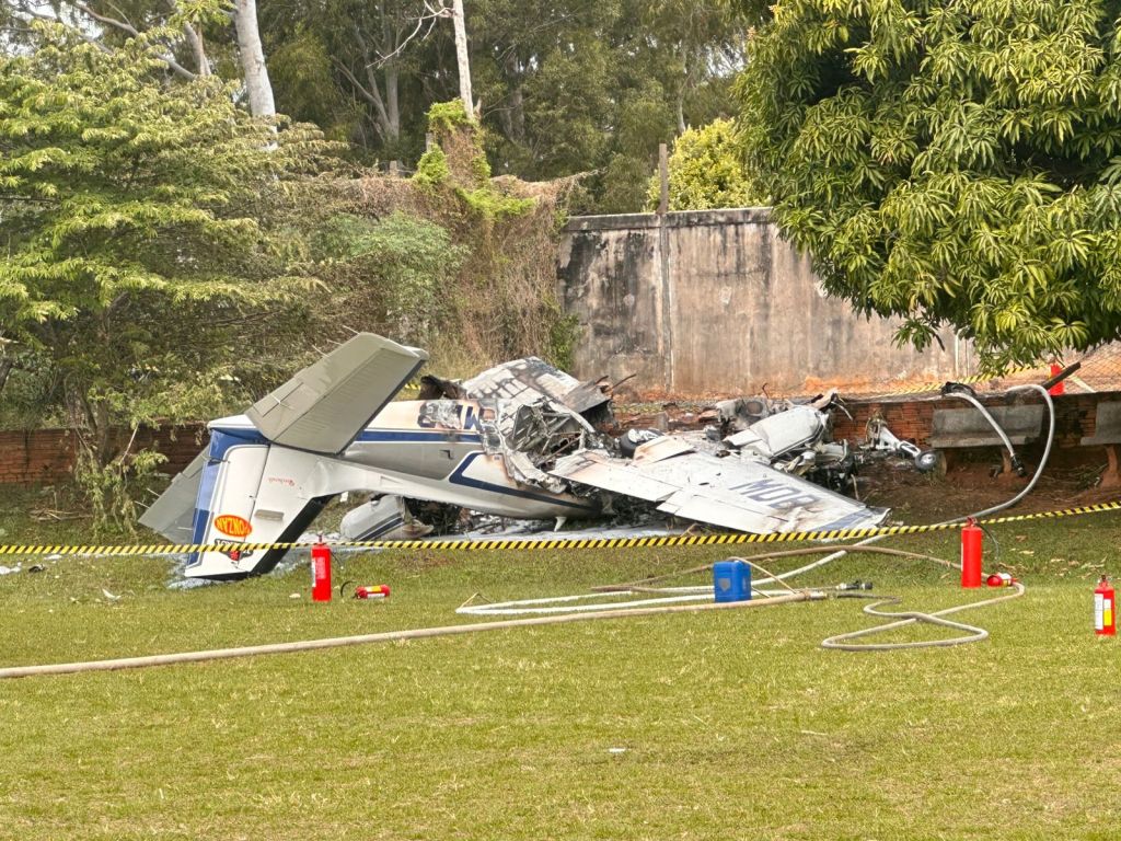 Avião de pequeno porte cai em área da AABB de Marília e deixa dois mortos