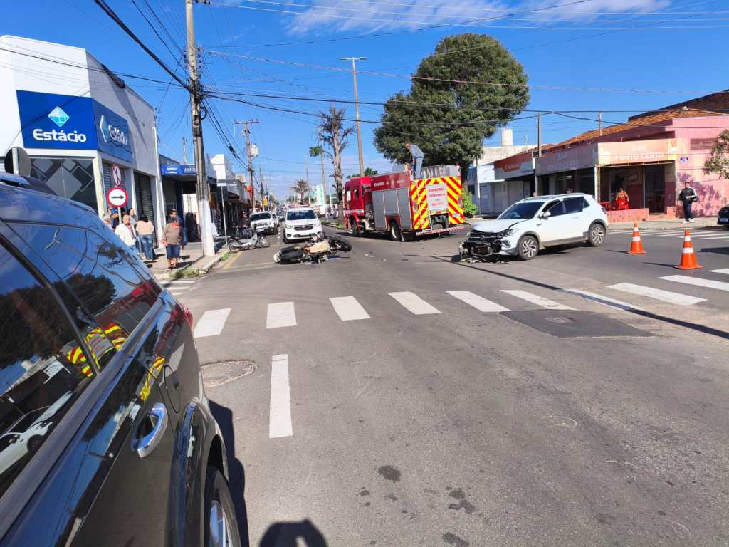 Acidente entre carro e moto mobiliza Samu e causa transtornos no trânsito na zona sul de&nbsp;Marília