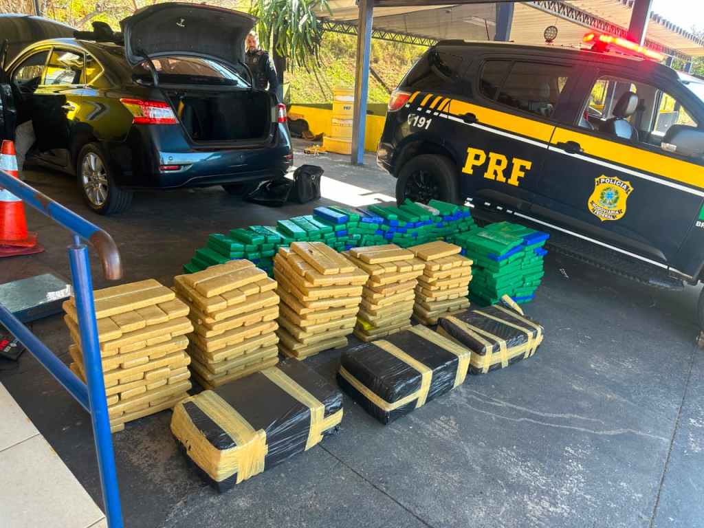 Carro com placas clonadas é flagrado transportando 640 kg de maconha em Marília