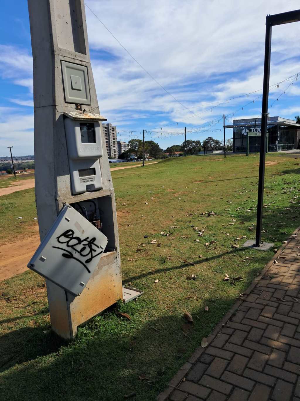 Moradores alertam para risco de acidente com poste de energia aberto na zona leste de Marília